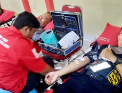 Personel Polsek Barebbo Ikut Donor Darah dalam Rangka HUT Brimob ke-80