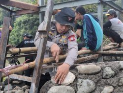Brimob Batalyon C Pelopor Turun Bantu Pembangunan Jembatan Gantung di Kab. Soppeng, Wujud Kepedulian Polri untuk Masyarakat