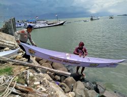 Pererat Hubungan Kemitraan Dengan Masyarakat, Personil Satpolairud Polres Bone Hadir Bantu Nelayan
