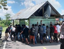 Bhabinkamtibmas Barebbo Laksanakan Pengaturan Lalu Lintas Saat Warga Pindahkan Poskamling