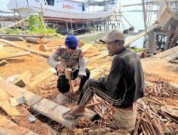 Kunjungi Tempat Pembuatan Kapal Nelayan, Satpolairud Polres Bone Ajak Jaga Kebersihan dan Keamanan Sekitar