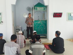 Satbinmas Polres Bone Memberikan Pesan-Pesan Kamtibmas kepada Jemaah Masjid Baitul Huda