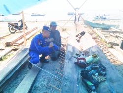 Personel Satpolairud Polres Bone Pantau Proses Pembuatan Kapal Nelayan