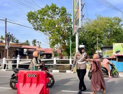 Polantas Bone Atur Lalu Lintas Pagi Hingga Bantu Seberangkan Warga