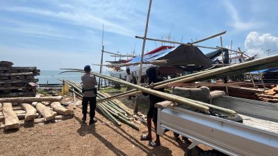 Berikan Pelayanan, Personel Satpolaird Polres Bone Bantu Nelayan di Lokasi Pembuatan Kapal
