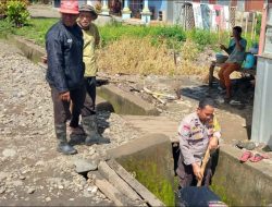 Wujud Kebersamaan, Bhabinkamtibmas Polsek Libureng Bersama Warga Gotong Royong Bersihkan Saluran Air