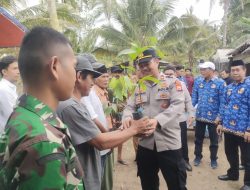 Kapolsek Ponre Hadiri Penyerahan Nurseri Perkebunan dan Bantuan Benih Kakao di Desa Turu Adae
