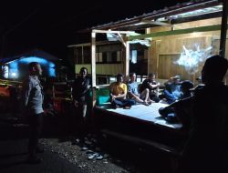 Sambangi Satkamling, Bhabinkamtibmas Polsek Awangpone Lakukan Pembinaan 