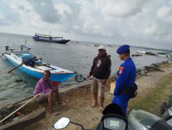 Lakukan Sambang Pesisir, Anggota Satpolairud Polres Bone Beri Himbauan Kamtibmas kepada Masyarakat