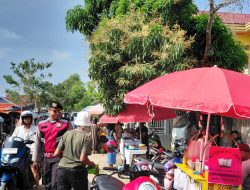 Pastikan Aktivitas Warga Aman dan Lancar, Polsek Ajangale Melaksanakan Pengamanan dan Pengaturan Arus Lalin di Pasar Welado 