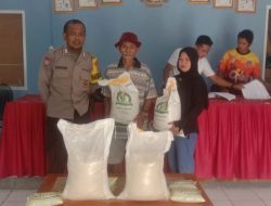 Pembagian Bantuan Pangan diDesa Tellu Boccoe Dipantau oleh Bhabinkamtibmas Polsek Ponre