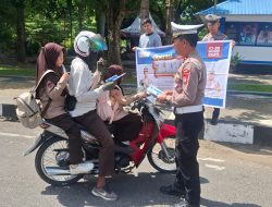 Satlantas Polres Bone Bagi Brosur Dan Stiker Ke Pengguna Jalan Hari Ke-6 Ops Zebra