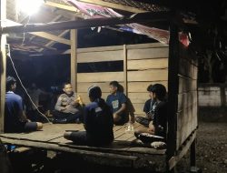 Bhabinkamtibmas Sambangi Pos Ronda Saat Patroli Malam di Desa Watu, Ini yang Disampaikan