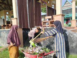 Bersama Warga, Bhabinkamtibmas Polsek Tellu Siattinge Bripka Idrus Lakukan Kerja Bakti