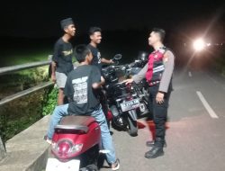 Jaga Kamtibmas di Malam Hari, Personel Unit Samapta Polsek Cenrana Rutin Lakukan Patroli