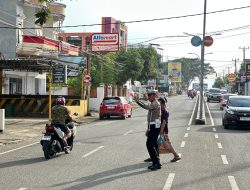 Satlantas Polres Bone Pastikan Keselamatan Pejalan Kaki Saat Menyeberang Jalan