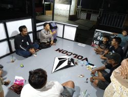 Bhabinkamtibmas Lakukan Kunjungan dan Pembinaan Satkamling Komunitas GOW di Lingkungan Bene