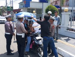 Satlantas Polres Bone Apresiasi Pengendara Tertib dengan Bagi-Bagi Payung