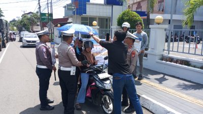 Satlantas Polres Bone Apresiasi Pengendara Tertib dengan Bagi-Bagi Payung
