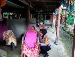 Polwan Bhabinkamtibmas Berikan Kunjungan kepada Nenek Lansia di Desa Kajaolaliddong Barebbo