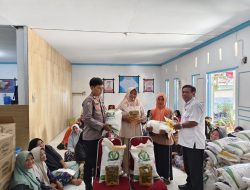 Warga Bukaka Terima Beras dan Minyak Goreng, Bhabinkamtibmas Pastikan Distribusi Aman