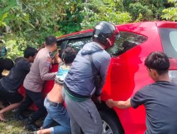 Mobil Masuk Selokan, Warga dan Petugas Bersama-Sama Evakuasi