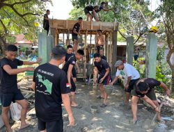 Batalyon A Pelopor Satbrimob Polda Sulsel Renovasi Sumur Umum di Pekuburan Islam Beroangin Makassar