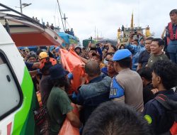 Respons Cepat Personel Polres Pangkep Tangani Laka Laut Kapal KLM Fitri Jaya di Perairan Podang-Podang