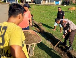 Bersinergi, Bhabinkamtibmas Polsek Libureng Gotong royong Bersama Warga Bersihkan Saluran air