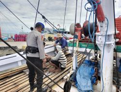 Jamin Kelancaran dan Keamanan Masyarakat, Satpolairud Polres Bone Pantau Aktivitas di Pelabuhan Rakyat Bajoe