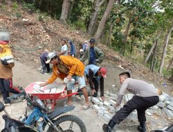 Wujud Kepedulian, Bhabinkamtibmas Bantu Warga yang Sedang Memperbaiki Jalan 