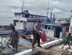 Satpolairud Polres Bone Bantu Masyarakat di Pelabuhan Rakyat Bajoe