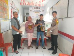 Penyaluran Beras dan Minyak Goreng di Bajoe Berjalan Lancar, Bhabinkamtibmas Kawal Ketat