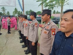 Kunjungan Kerja Kapolres Bone, Berikan Arahan Kepada Anggota dan Serahkan Bansos ke Warga