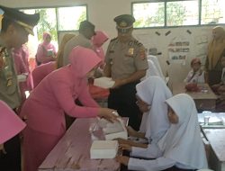 Kapolres Bone bersama Ketua Bhayangkari Cabang Bone Laksanakan Kunker di Polsek Ponre, Dirangkaikan dengan Penyaluran MBG 