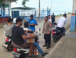 Pastikan Kendaraan Sesuai Prosedur Penyeberangan, Polisi dan Karyawan Kapal Lakukan Pemeriksaan