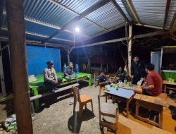 Sambangi Warga Saat Patroli Malam, Personel Polsek Cenrana Sampaikan Pesan Kamtibmas