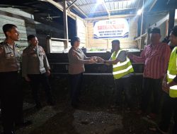 ‎Bidhumas Polda Sulsel Kunjungi Sat Kamling Desa Melle dan Serahkan Sarana Kontak