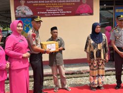 Bakti Sosial Kapolres Bone Bersama Ketua Bhayangkari Cabang Bone di Wilayah Kecamatan Awangpone