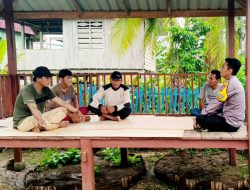 Bhabinkamtibmas Ajak Warga Jaga Keamanan Lewat Pembinaan Pos Kamling di Desa Binaannya