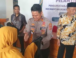 Kapolsek Bontocani Berikan Hadiah kepada Guru Mengaji sebagai Bentuk Apresiasi