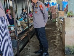 Patroli Dialogis di Pasar, Kanit Samapta Polsek Kahu Sampaikan Pesan Kamtibmas