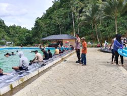 Memasuki Libur Tahun Baru, Bhabinkamtibmas Polsek Barebbo Pantau Aktivitas Pengunjung Permandian Tiro Bulu
