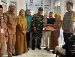 Upaya Cegah Stunting 2025, Bhabinkamtibmas Hadiri Penyaluran Bantuan Telur di Kelurahan Masumpu