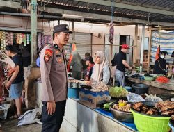 Cek kebutuhan pokok, Kanit Samapta Polsek Kahu turun ke pasar menjelang pergantian tahun