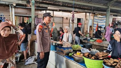 Cek kebutuhan pokok, Kanit Samapta Polsek Kahu turun ke pasar menjelang pergantian tahun