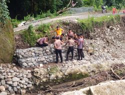 Satbrimob Polda Sulsel Bangun Jembatan Darurat di Desa Nepo Kab. Barru, Wujud Kepedulian untuk Akses Masyarakat