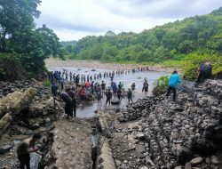 Brimob Polda Sulsel Bangun Jembatan Darurat di Kab. Barru, Bantu Akses Masyarakat