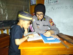 Kanit Binkamsa Satbinmas Polres Bone Mengajar Ngaji di Pondok Iqra Kamtibmas Al-Muhajirin