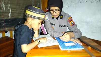 Kanit Binkamsa Satbinmas Polres Bone Mengajar Ngaji di Pondok Iqra Kamtibmas Al-Muhajirin